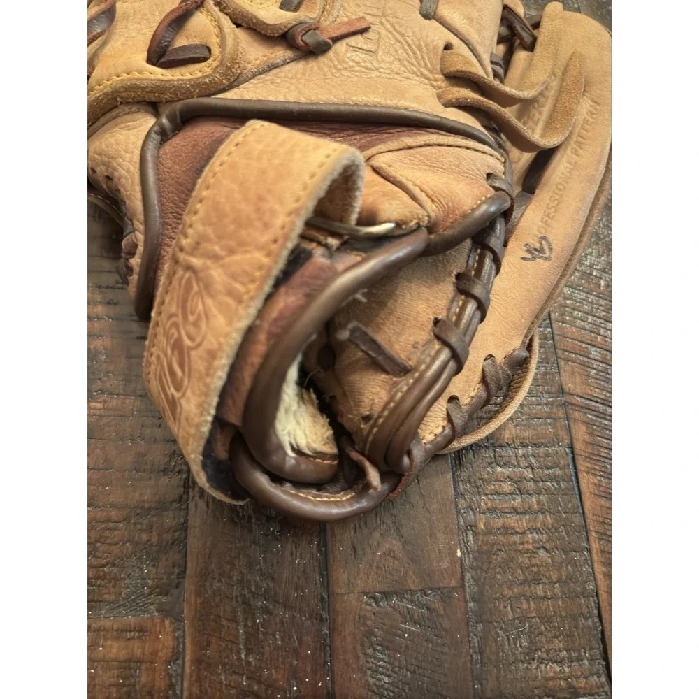 Louisville slugger fast pitch 12.5 Inch Glove Goes On Left Throw With Right
